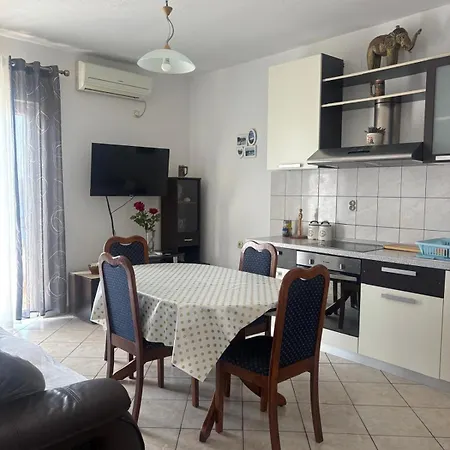 Apartman Mia A3 Solta * Nečujam